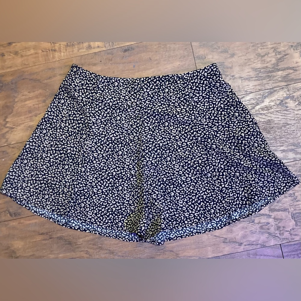 Flowy high waisted shorts back zip closure animal print wide leg open sz large